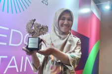 dari-sampah-jadi-berkah-ema-suranta-raih-penghargaan-mata-lokal-award-2025