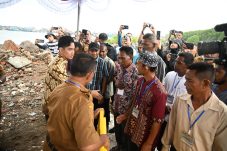 bantuan-langsung-wapres-gibran-serahkan-100-alat-tangkap-dan-fullbox-ke-nelayan