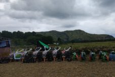 penuh-haru-wapres-gibran-langsung-bagikan-alsintan-untuk-petani-di-sikka