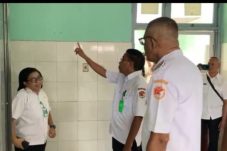 pemeriksaan-icu-oleh-wabup-sikka-tanda-serius-komitmen-untuk-kesehatan-rakyat