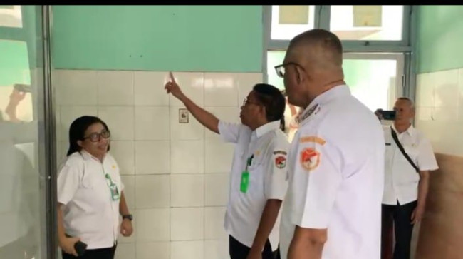 pemeriksaan-icu-oleh-wabup-sikka-tanda-serius-komitmen-untuk-kesehatan-rakyat