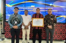 bupati-sikka-terima-penghargaan-nasional-bapperida-optimal-2025-dari-brin