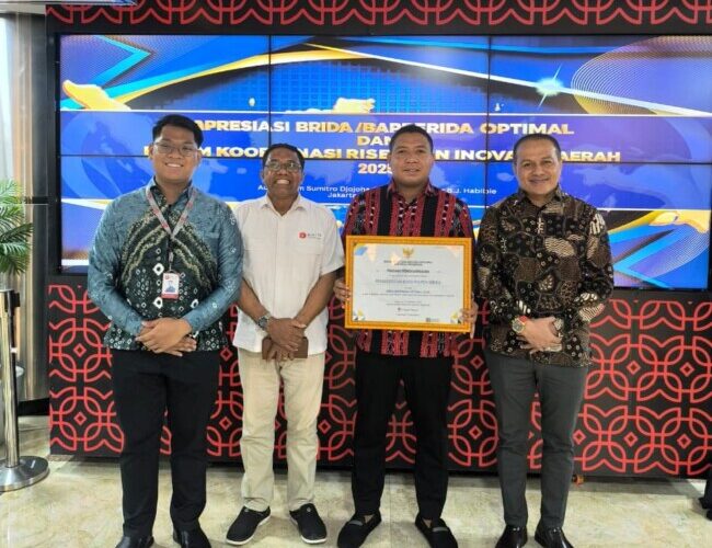 bupati-sikka-terima-penghargaan-nasional-bapperida-optimal-2025-dari-brin
