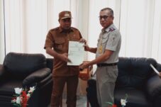 bupati-sikka-terima-20-sertipikat-tanah-aset-pemda-dari-bpn-tegaskan-pentingnya-kepastian-hukum-aset-daerah