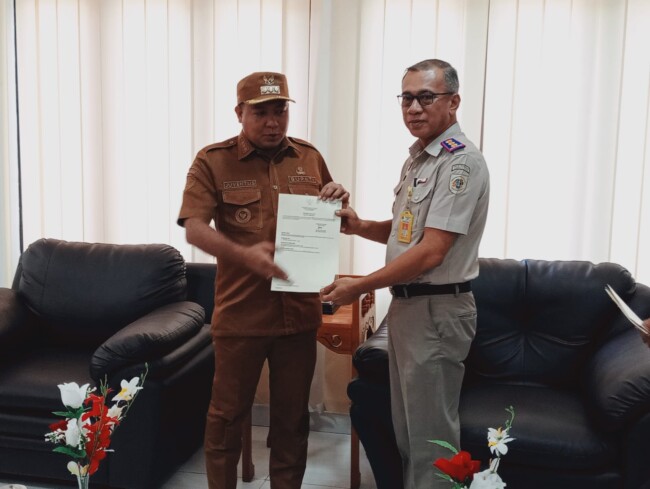 bupati-sikka-terima-20-sertipikat-tanah-aset-pemda-dari-bpn-tegaskan-pentingnya-kepastian-hukum-aset-daerah